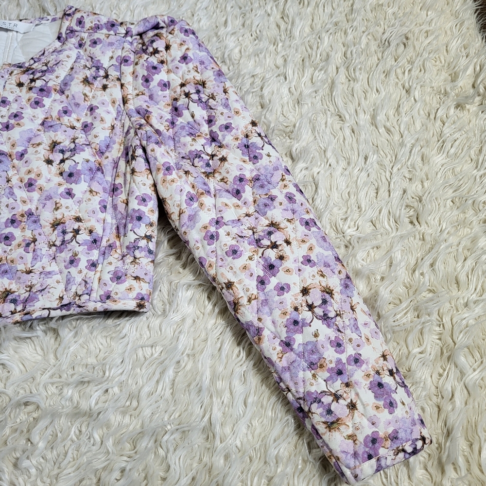 ASTR BREA FLORAL QUILTED CROPPED PUFF SLEEVE JACKET - SIZE SMALL - Picture 6 of 16